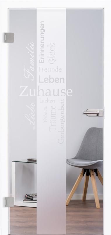 Eine Glastür mit einem Stuhl davor.