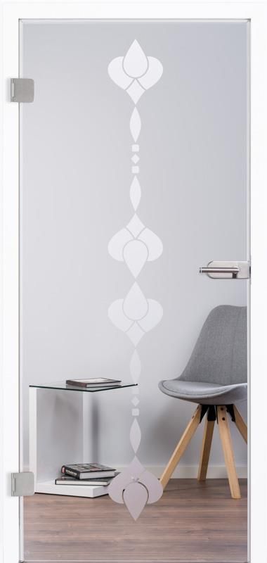 Eine Tür mit einem Blumenmuster befindet sich in einem Raum mit einem Stuhl und einem Tisch.