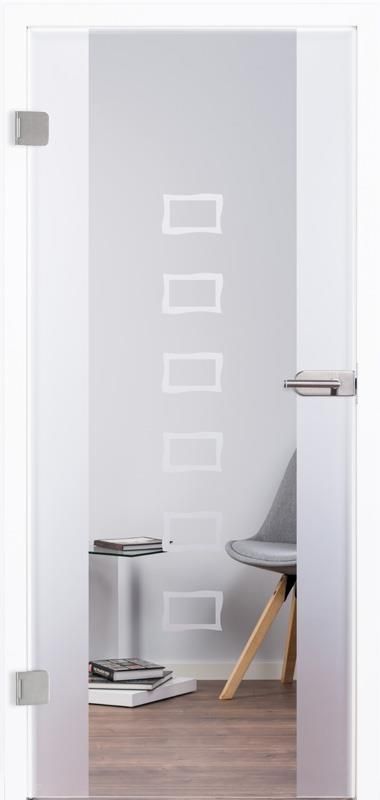 Eine Glastür mit Quadraten darauf befindet sich in einem Raum mit einem Stuhl und einem Tisch.