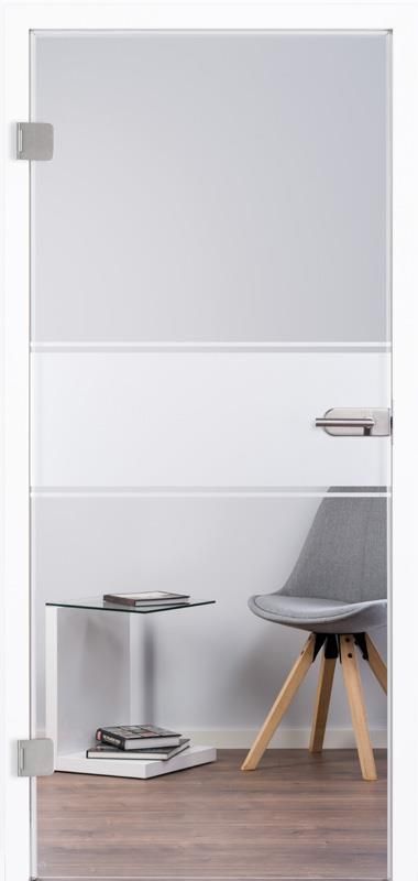 Eine Glastür mit einem Stuhl und einem Tisch in einem Raum.