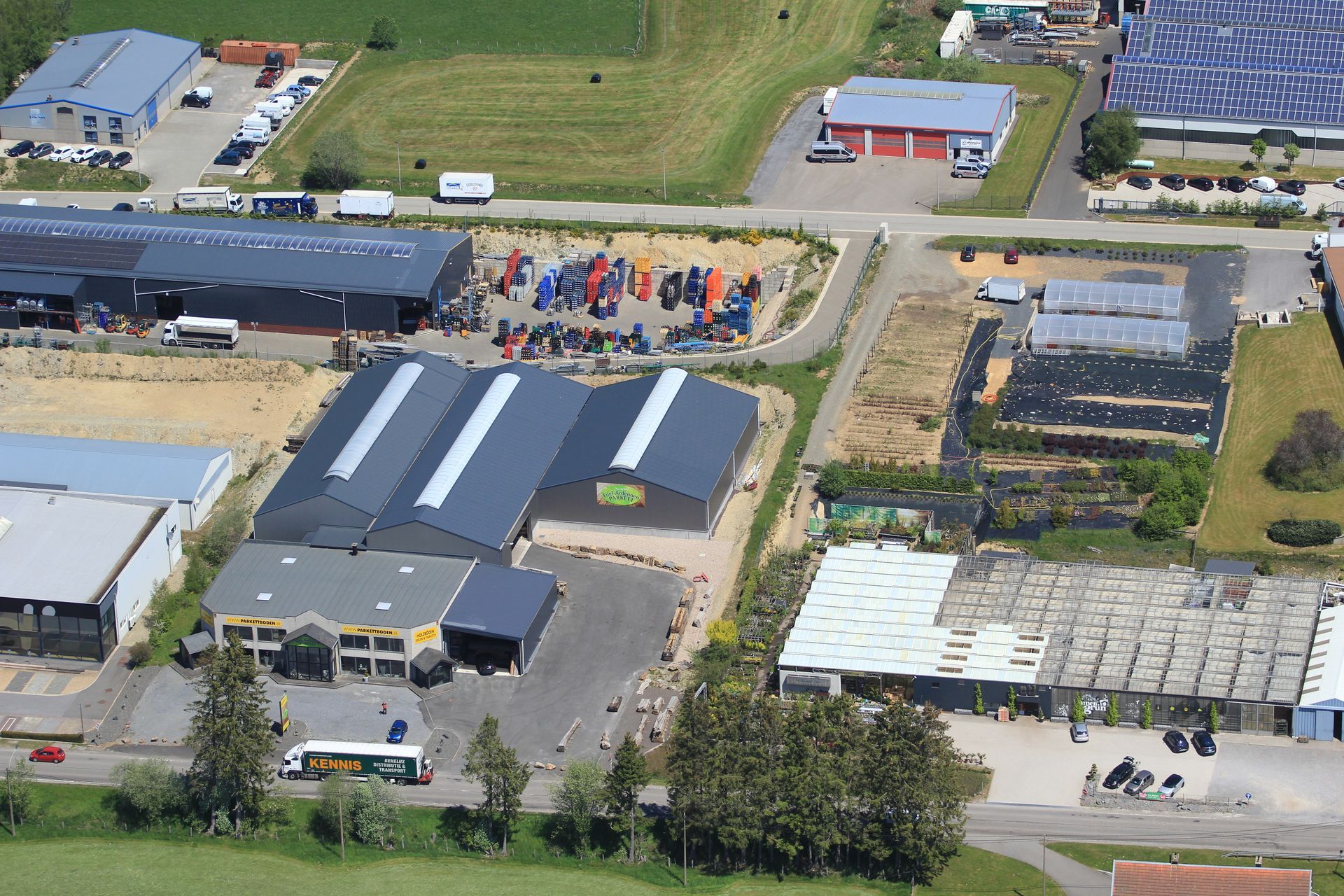 Eine Luftaufnahme eines Industriegebiets mit Sonnenkollektoren auf den Dächern