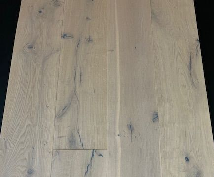 Eine Nahaufnahme eines Holzbodens in einem Raum.