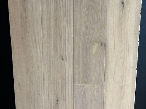 Eine Nahaufnahme eines Holzbodens in einem Raum.