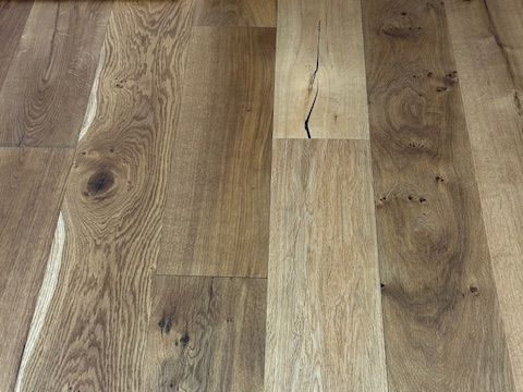 Eine Nahaufnahme eines Holzbodens in einem Raum.