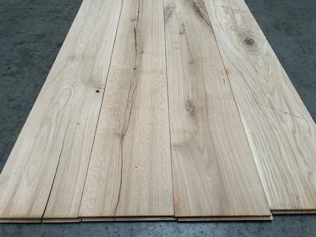 Eine Nahaufnahme eines Holzbodens in einem Raum.