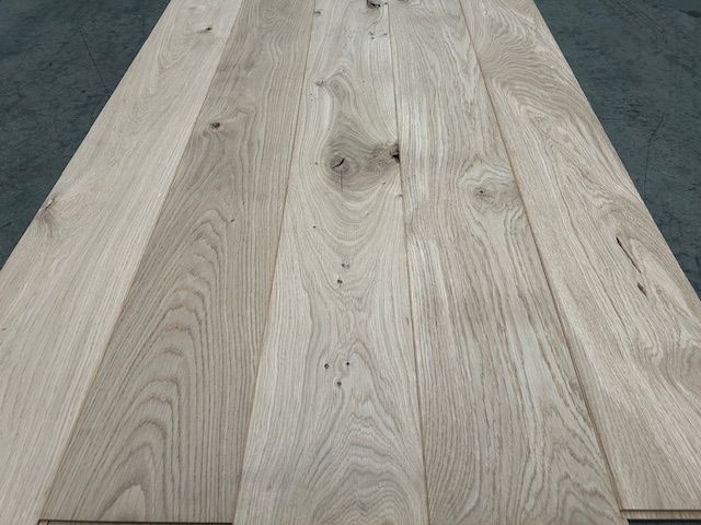 Eine Nahaufnahme eines Holzbodens in einem Raum.