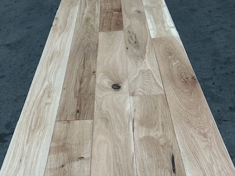 Eine Nahaufnahme eines Holzbodens 