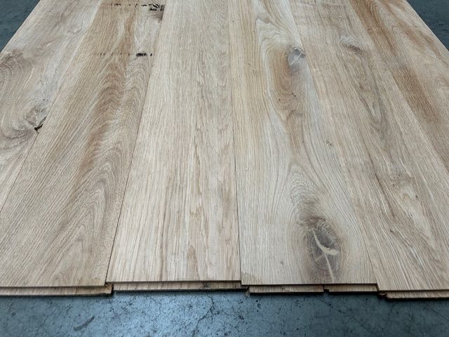 Eine Nahaufnahme eines Holzbodens 