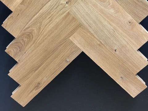 Eine Nahaufnahme eines Holzbodens in einem Raum.