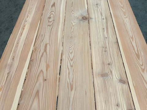 Eine Nahaufnahme eines Holzbodens in einem Raum.