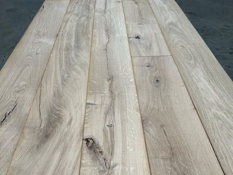 Eine Nahaufnahme eines Holzbodens in einem Raum.