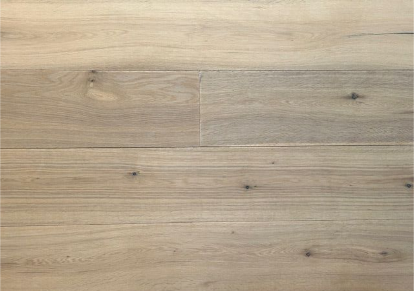 Ein Raum mit Holzboden und weißen Zierleisten.