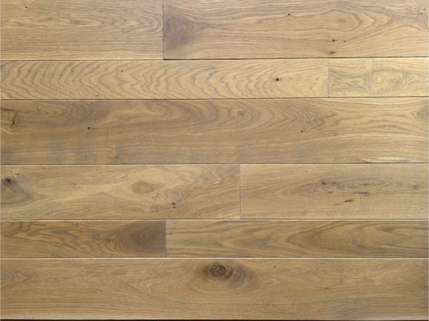 Ein Raum mit Holzboden und weißen Zierleisten.