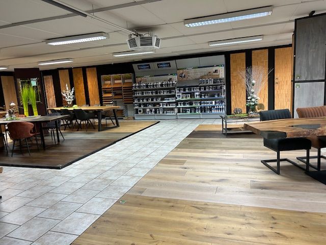 Ein großer Raum mit Tischen und Stühlen