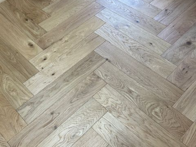 Eine Nahaufnahme eines Holzbodens in einem Raum.