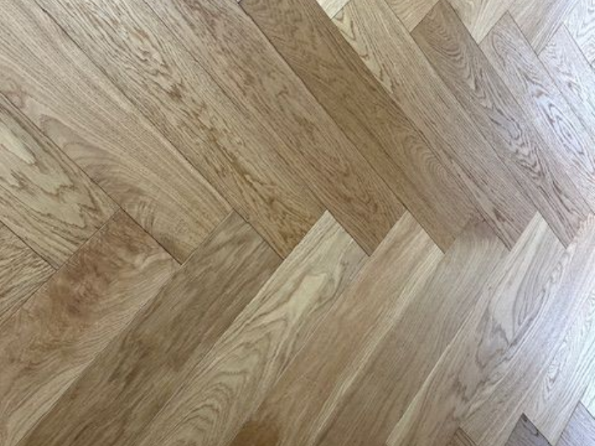 Eine Nahaufnahme eines Holzbodens in einem Raum.