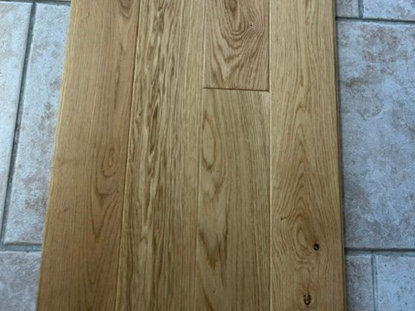 Eine Nahaufnahme eines Holzbodens in einem Raum.