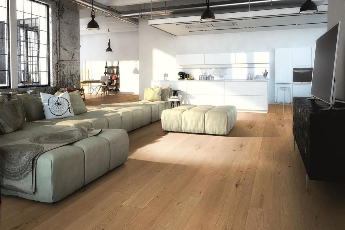 Ein Wohnzimmer mit Holzboden und Couch.