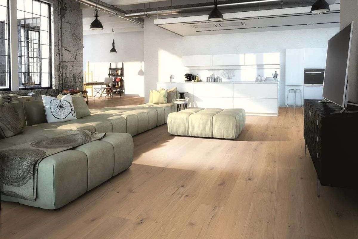 Ein Wohnzimmer mit Holzboden und Couch.