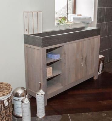 Ein Badezimmer mit Waschbecken und Holzschrank.
