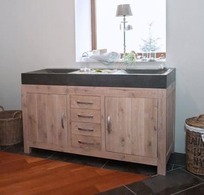 Ein Badezimmer mit einem Holzwaschtisch und einem Waschbecken.