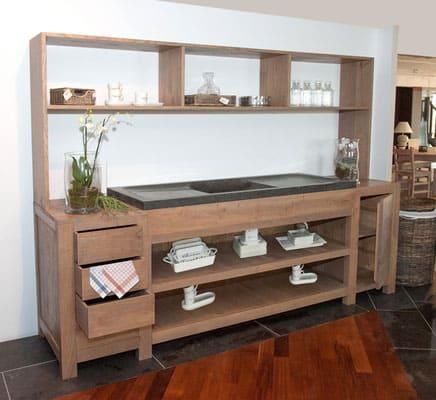 Ein Holzschrank mit Schubladen und einem Waschbecken darauf