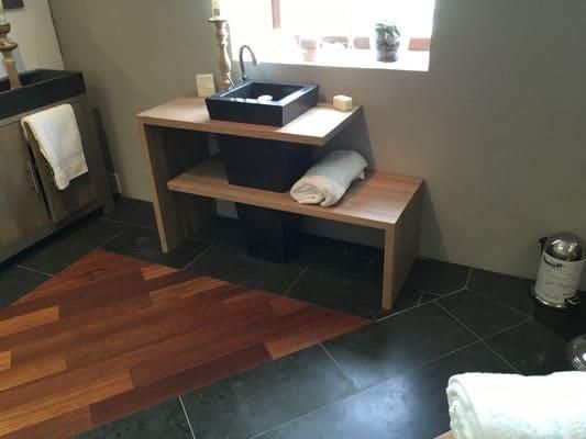 Ein Badezimmer mit einem Waschbecken auf einem Holzregal