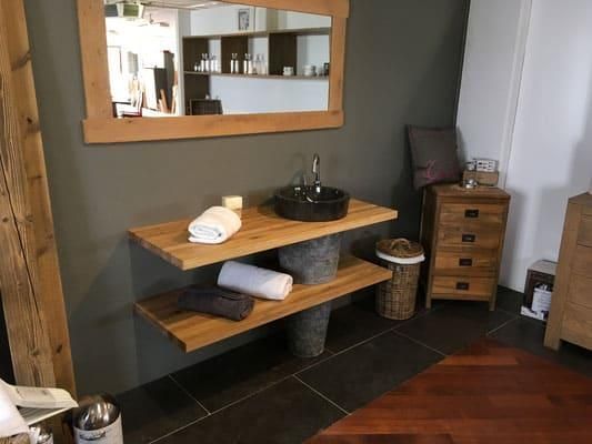Ein Badezimmer mit Waschbecken und Spiegel an der Wand.