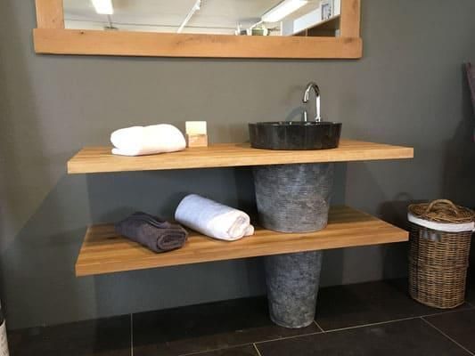 Ein Badezimmer mit Waschbecken und Spiegel an der Wand