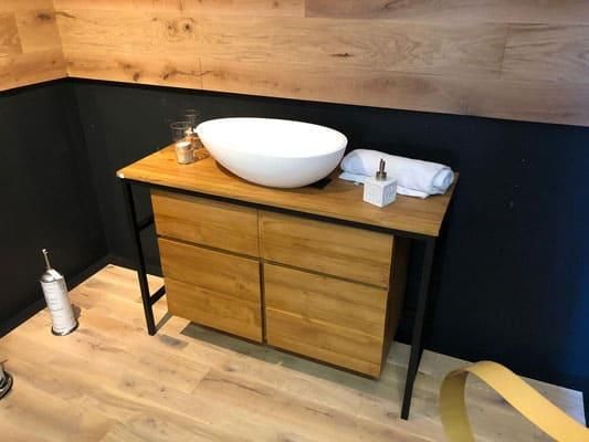 Ein Badezimmerschrank mit einem Waschbecken darauf