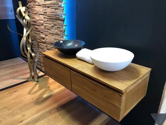 Ein Badezimmer mit zwei Waschbecken und einem Spiegel