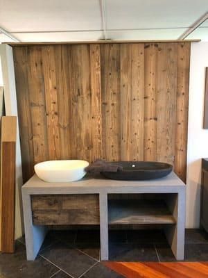 Ein Badezimmer mit zwei Waschbecken und einer Holzwand.