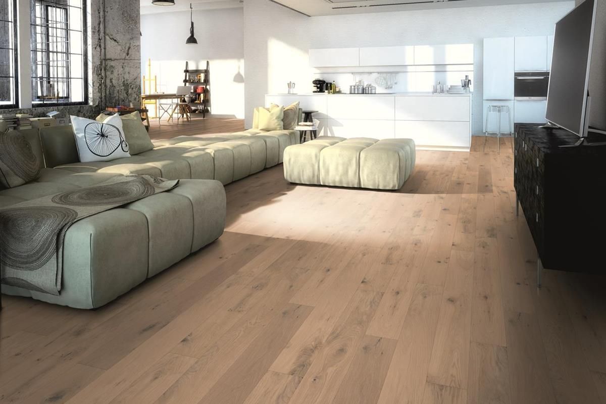 Ein Wohnzimmer mit Parkettboden und einer Couch.