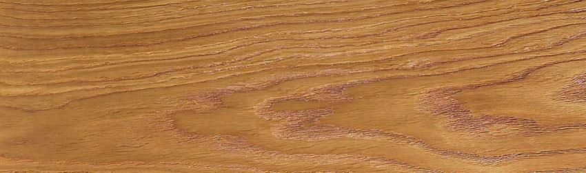 Eine Nahaufnahme eines Holzstücks, auf der Maserung und Struktur zu sehen sind.