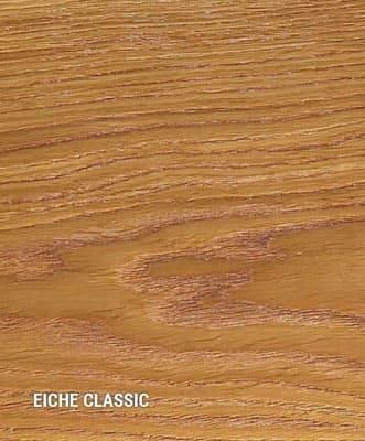 Eine Nahaufnahme eines Holzstücks mit dem Wort „Eiche Classic“ darauf.