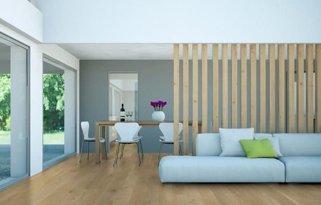 Ein Wohnzimmer mit Couch und Esszimmer im Hintergrund