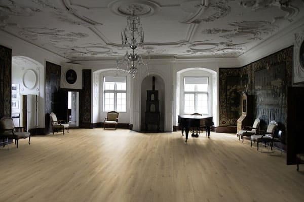 In der mitte des raumes steht ein klavier.