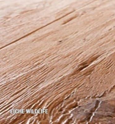 Eine Nahaufnahme einer Holzoberfläche mit den Worten „Eiche Wildlife“ darunter
