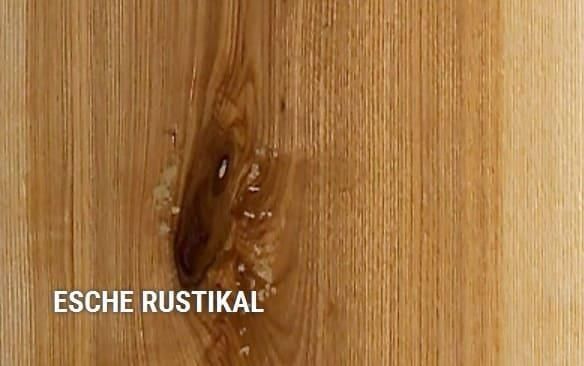 Eine Nahaufnahme eines Holzstücks mit Wassertropfen darauf.