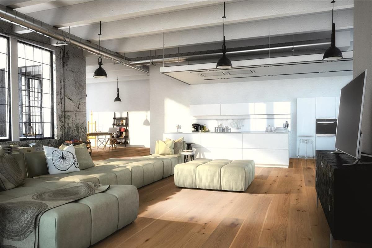 Ein Wohnzimmer mit Parkettboden und einer Couch.