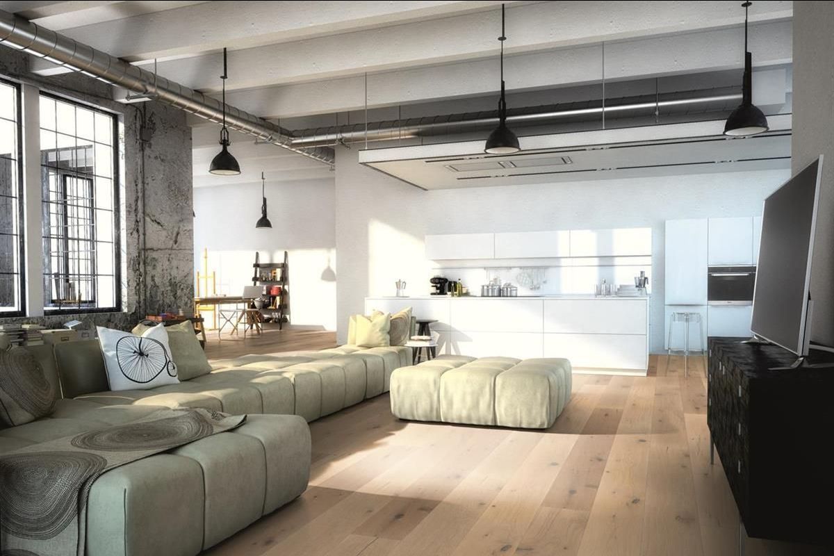 Ein Wohnzimmer mit Parkettboden und einer Couch.