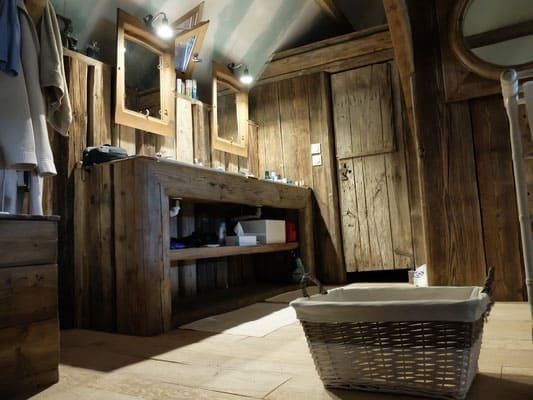 In einem Badezimmer steht ein Wäschekorb auf dem Boden.