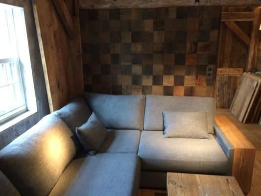 Ein Wohnzimmer mit Sofagarnitur und Fenster