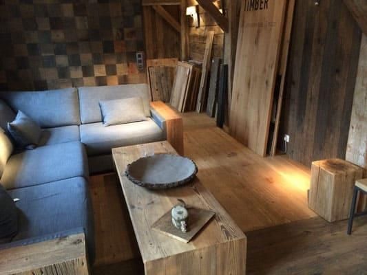 Ein Wohnzimmer mit einer Couch und einem Holztisch