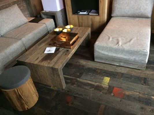 Ein Wohnzimmer mit einer Couch, einem Sessel und einem Couchtisch