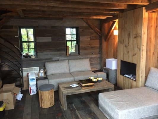 Ein Wohnzimmer mit einer Couch und einem Couchtisch