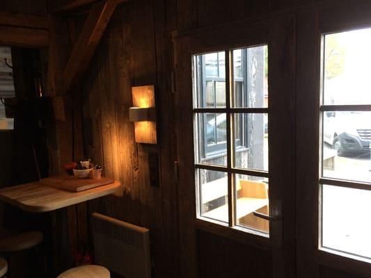 Ein Holzraum mit einem Tisch und einem Fenster