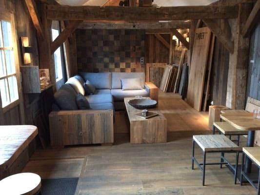 Ein Wohnzimmer mit Couch sowie Tischen und Stühlen