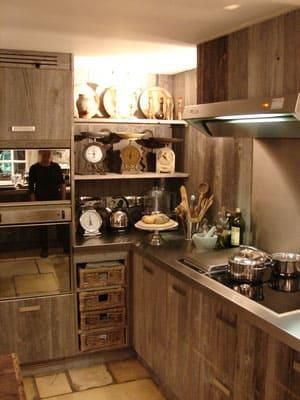 Eine Küche mit Holzschränken und Geräten aus Edelstahl