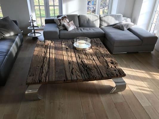 Ein Wohnzimmer mit einer Couch und einem Couchtisch aus Holz.
